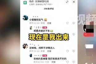 真实！维尼修斯忙着和女球迷合影，一把推开男友人？